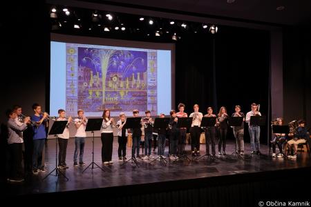 A me slišiš Pet čevljev merim, palcev pet (16)